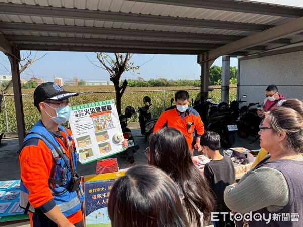 ▲安定消防隊前往古寶無患子生技園區舉辦新春防災宣導活動,吸引大批遊客參與。(記者林東良翻攝,下同)