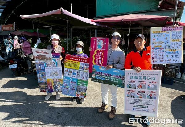 ▲南消二大隊往玉井果菜市場辦理防火宣導,提醒攤商注意用電安全。(記者林東良翻攝,下同)