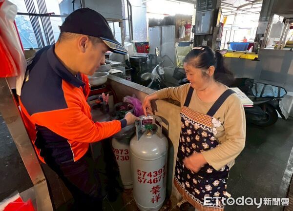 ▲南消二大隊往玉井果菜市場辦理防火宣導,提醒攤商注意用電安全。(記者林東良翻攝,下同)