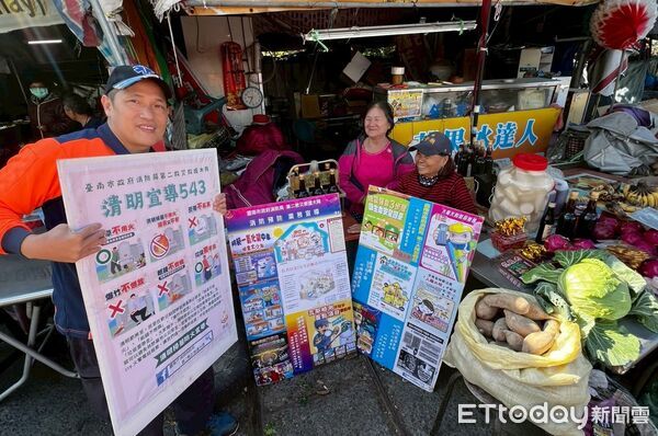 ▲南消二大隊往玉井果菜市場辦理防火宣導,提醒攤商注意用電安全。(記者林東良翻攝,下同)