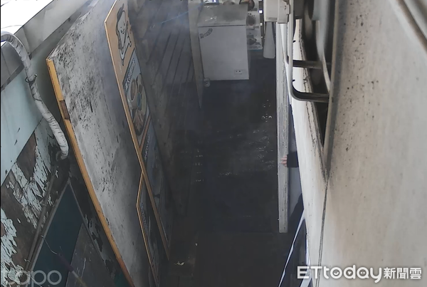 ▲永康區營業場所縫隙角落堆積雜物起火,消防人員到場迅速撲滅。(記者林東良翻攝,下同)