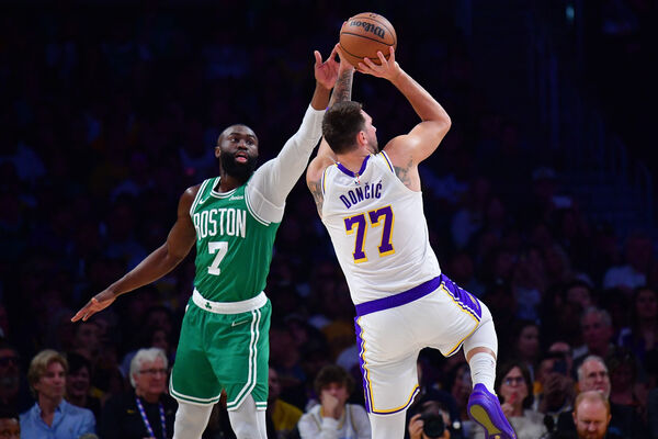 ▲布朗(Jaylen Brown)、唐西奇(Luka Don?i?)。(图/路透)