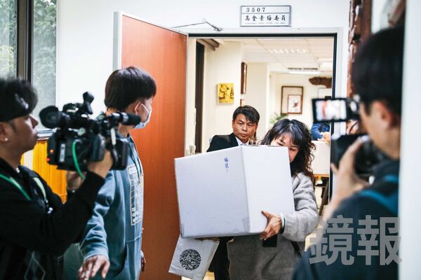 檢調兵分30路大舉搜索高金素梅國會辦公室等地,裝箱帶走大批資料及電腦等證物分析。(鏡報鄒保祥)