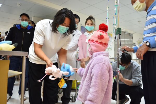 ▲▼玩命關頭韓哥新春再訪馬偕兒醫。(圖/馬偕醫院提供)