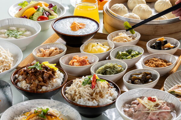 ▲桃園高爾夫俱樂部.桃園悅華大酒店精緻客房,陽光咖啡廳自助式早餐,童樂園,住客享擊球優惠。(圖/業者提供)