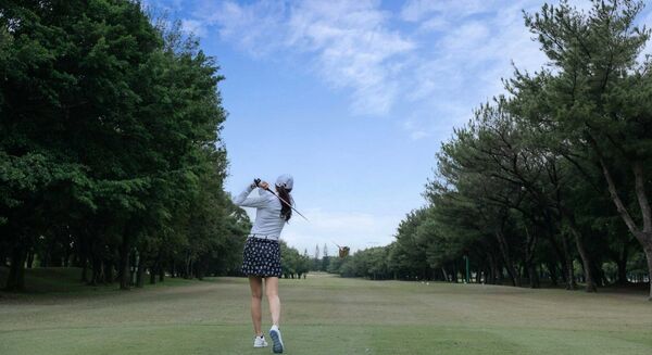 ▲桃園高爾夫俱樂部.桃園悅華大酒店精緻客房,陽光咖啡廳自助式早餐,童樂園,住客享擊球優惠。(圖/業者提供)