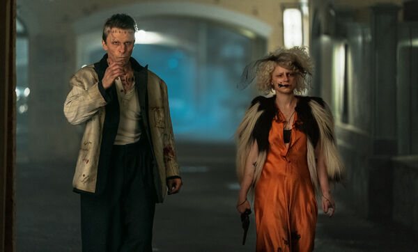 ▲《科學新娘!》由潔西伯克利、克里斯汀貝爾主演。(圖/華納提供)