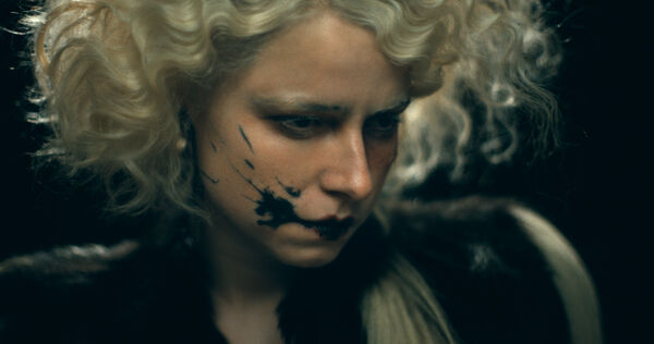 ▲《科學新娘!》由潔西伯克利、克里斯汀貝爾主演。(圖/華納提供)