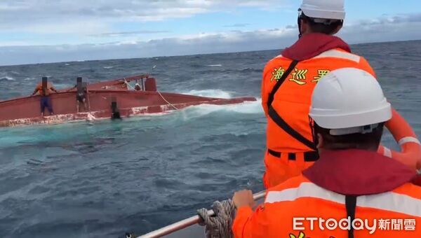 ▲台東東海漁港1號漁船翻覆,海巡第十巡防區火速派船艇順利救出三名受困船員。(圖/記者張君豪翻攝)