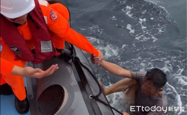 ▲台東東海漁港1號漁船翻覆,海巡第十巡防區火速派船艇順利救出三名受困船員。(圖/記者張君豪翻攝)
