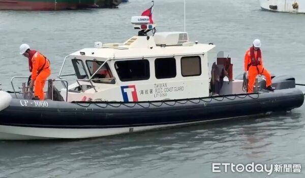 ▲台東東海漁港1號漁船翻覆,海巡第十巡防區火速派船艇順利救出三名受困船員。(圖/記者張君豪翻攝)