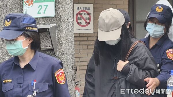 ▲▼兒福聯盟前社工陳尚潔於剴剴案涉犯過失致死等罪嫌,台北地院26日辯論終結,陳女當庭開地圖砲批警察與檢察官騙她、媒體追殺她。場外「剴剴戰士」臭罵陳女「枉為人母」、「良心何在」。(圖/記者黃哲民攝)