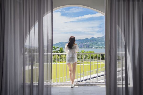 ▲將捷金鬱金香酒店坐落淡水河岸第一排,擁有開闊河景與綠意草坡景致。(圖/業者提供)