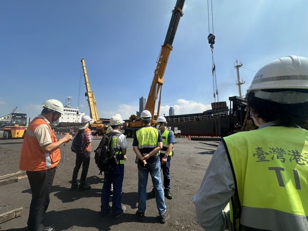 ▲港務公司巡查人員於高雄港作業現場宣導。(圖/港務公司提供)