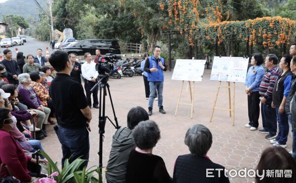 ▲縣府團隊於說明會向地方說明道路改善計畫。(圖/記者游瓊華翻攝)