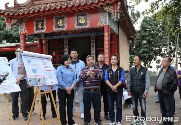 ▲縣府團隊於說明會向地方說明道路改善計畫。(圖/記者游瓊華翻攝)