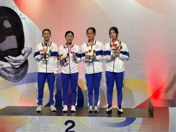 ▲中華隊女子鈍劍團體同樣締造歷史,獲得銀牌佳績。(圖/教練李俊徵提供)