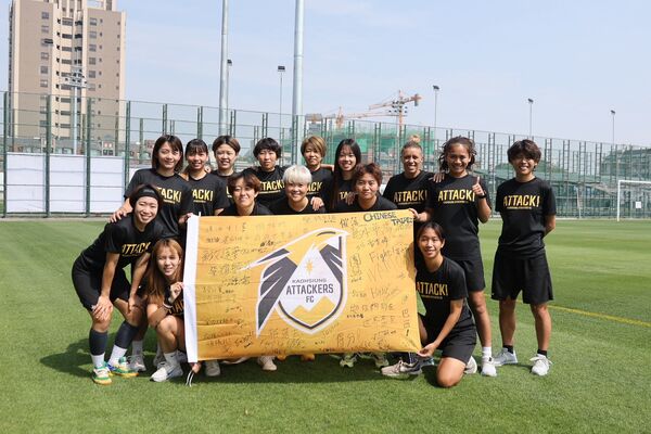 ▲高雄Attackers FC女足全體隊員親自簽名,為第一線出征的中華女足加油打氣。(圖/健身工廠提供)