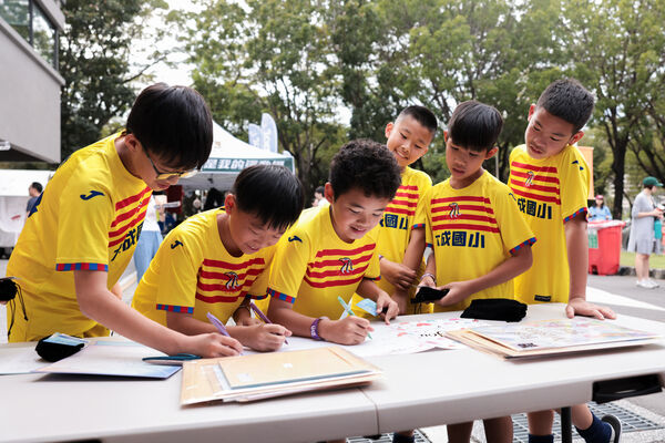 ▲為中華女足集氣,小球員簽名隊旗、卡片直送亞洲盃賽場。(圖/健身工廠提供)