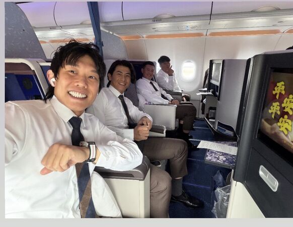 ▲隊長陳傑憲與資深左投陳冠宇此行搭乘商務艙養足精神。(圖/取自吳念庭IG、陳冠宇IG、吉力吉撈.鞏冠IG)