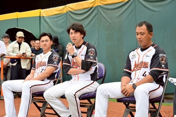 ▲江少慶在球迷同樂會上笑談台南美食偏甜,坦言現在隨身準備辣椒醬適應南台灣口味 。(圖/統一獅提供)