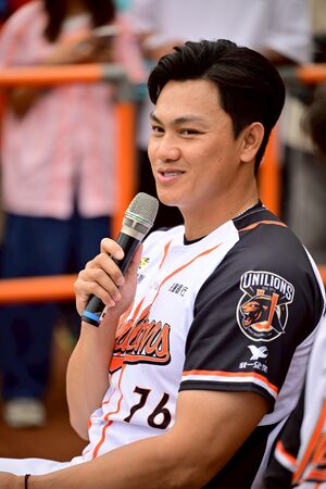 ▲江少慶在球迷同樂會上笑談台南美食偏甜,坦言現在隨身準備辣椒醬適應南台灣口味 。(圖/統一獅提供)