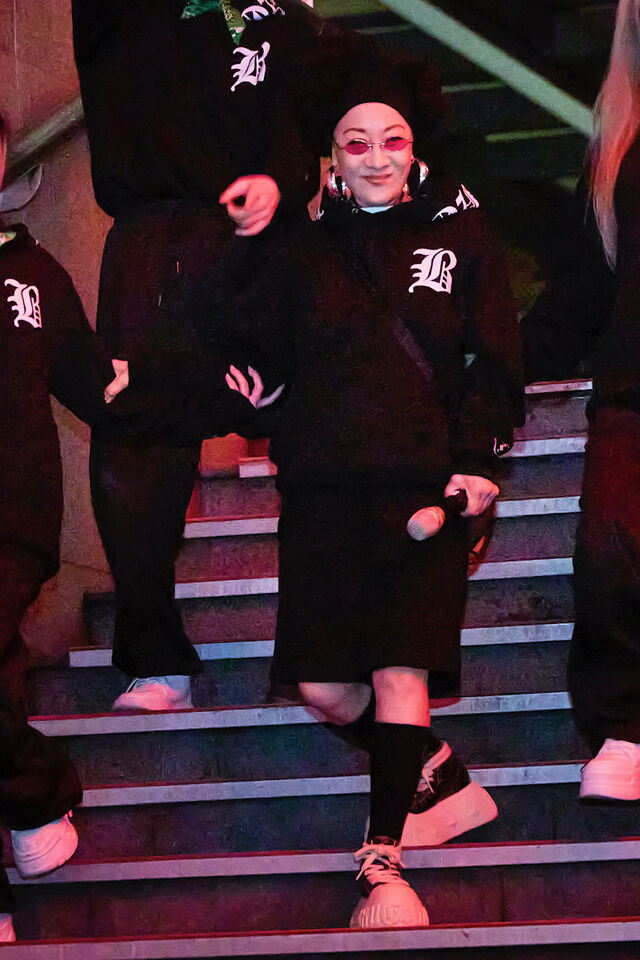 ▲▼ 比莉宣傳新歌〈阿福羅火山〉到夜店演出。(圖/環球提供)