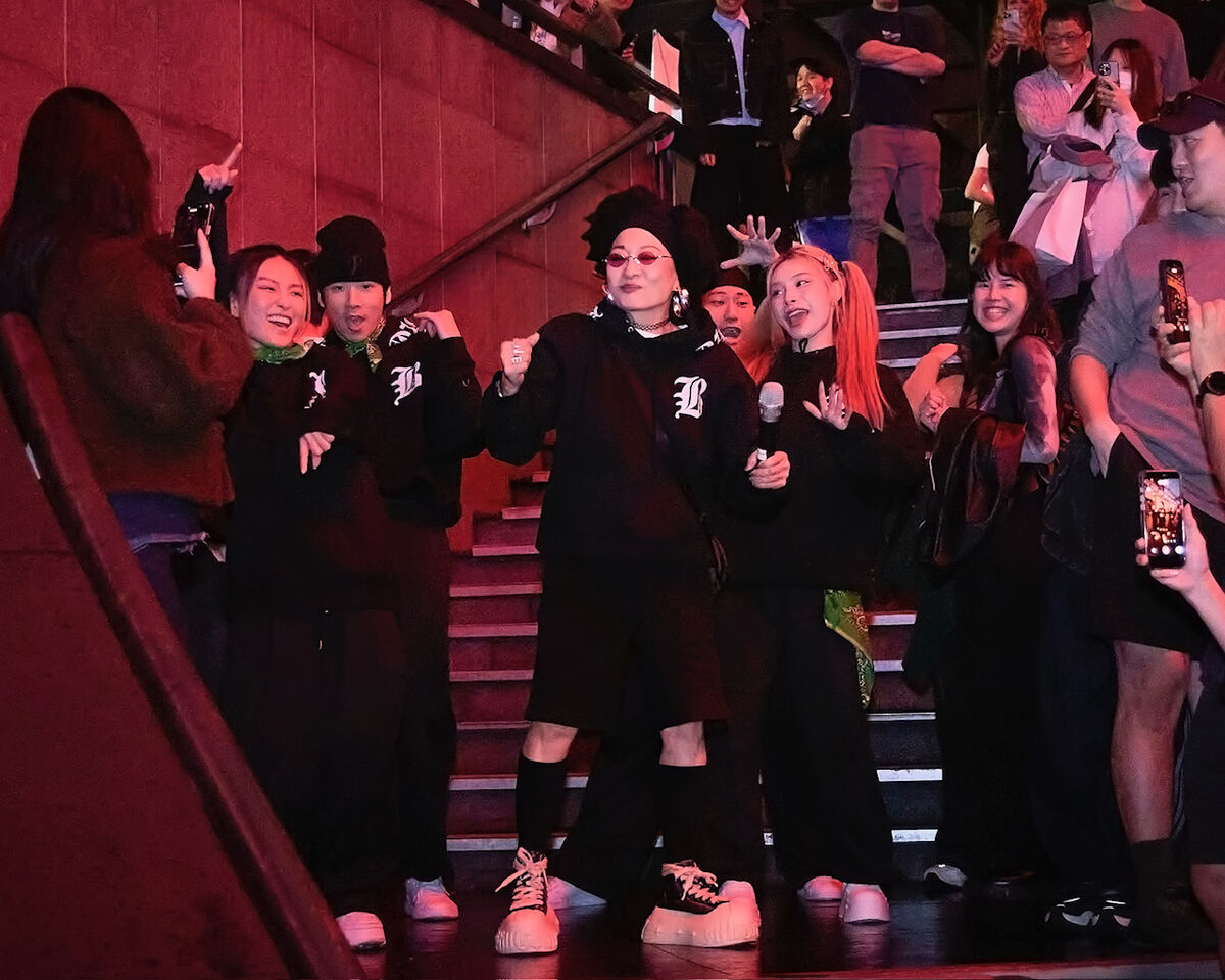 ▲▼ 比莉宣傳新歌〈阿福羅火山〉到夜店演出。(圖/環球提供)