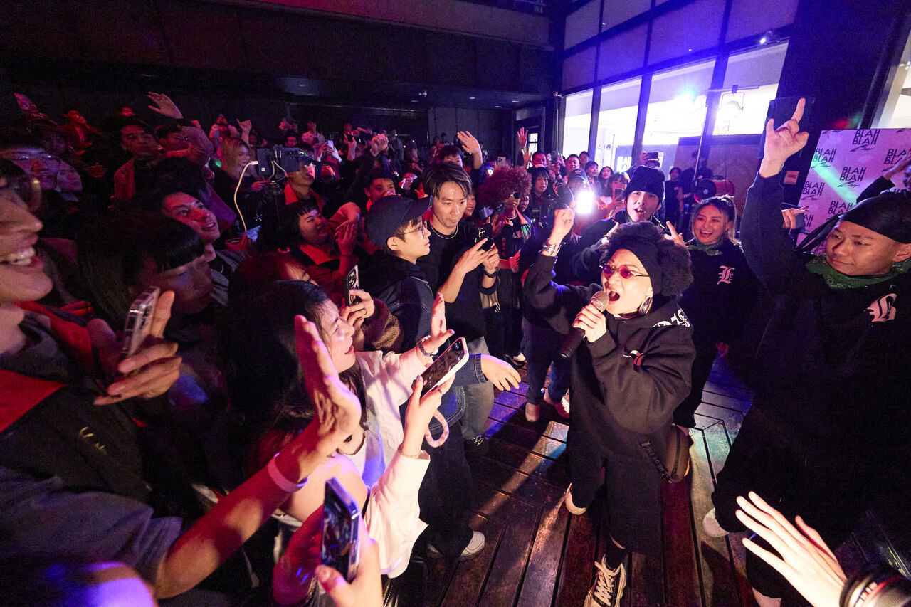 ▲▼ 比莉宣傳新歌〈阿福羅火山〉到夜店演出。(圖/環球提供)