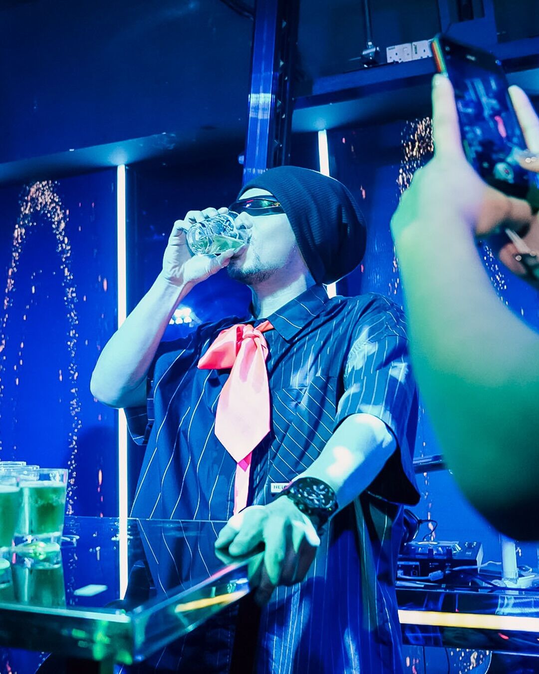 ▲▼黃明志無罪復工「表演邊唱邊吐」曬抱桶慘照。(圖/翻攝自Instagram/namewee)