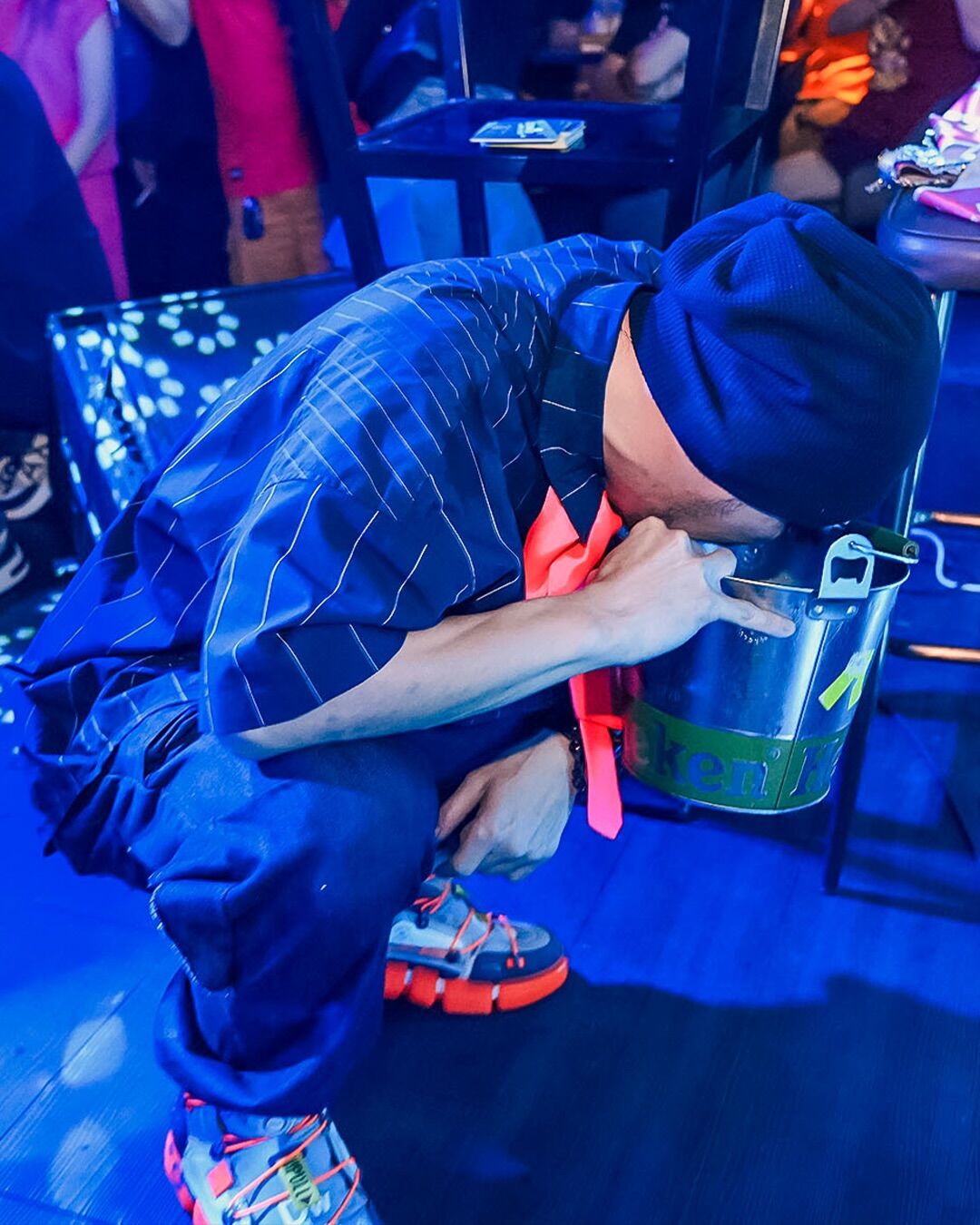 ▲▼黃明志無罪復工「表演邊唱邊吐」曬抱桶慘照。(圖/翻攝自Instagram/namewee)