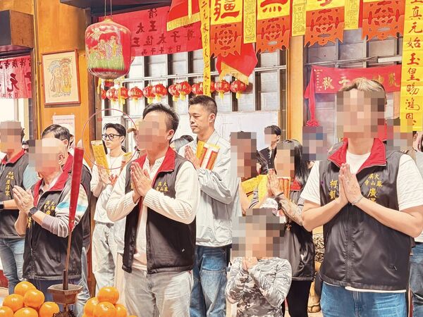 ▲粿王現身團拜。(圖/翻攝自大溪鳳山寺廣澤宮臉書)