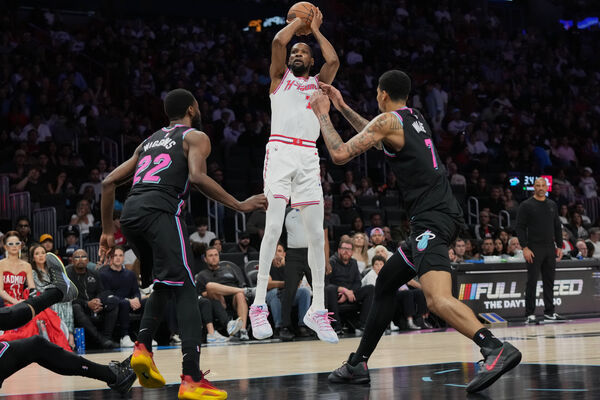 ▲火箭球星杜兰特生涯第432次单场得分突破30分大关，正式超越湖人传奇布莱恩的431次，独居NBA历史第5名。（图／达志影像／美联社）