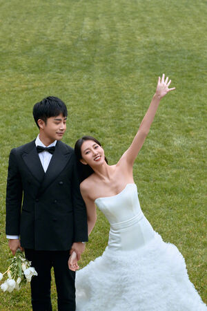 ▲弦子、李茂在杜拜,航班被取消。(圖/翻攝自微博)