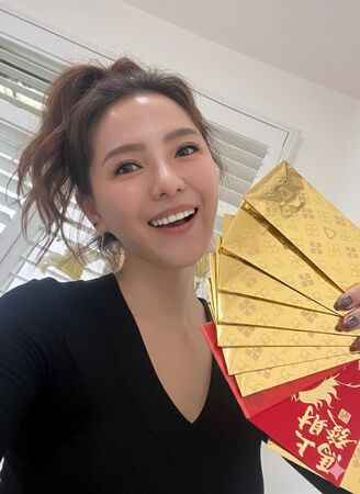 ▲胡嘉愛過馬路險遭鬼切駕駛撞上。(圖/翻攝自Facebook/胡嘉愛)