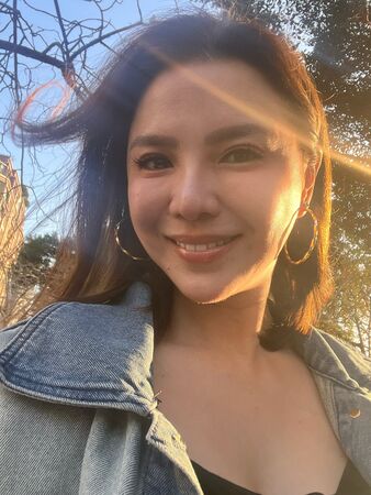 ▲胡嘉愛過馬路險遭鬼切駕駛撞上。(圖/翻攝自Facebook/胡嘉愛)