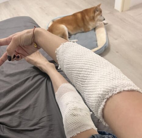 ▲胡嘉愛過馬路險遭鬼切駕駛撞上。(圖/翻攝自Facebook/胡嘉愛)