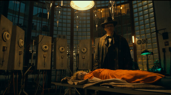 ▲《科學新娘!》由潔西伯克利、克里斯汀貝爾主演。(圖/華納提供)