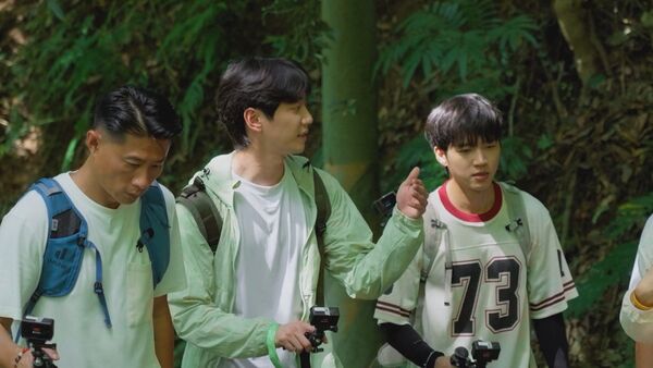 ▲▼ 彭小刀(左起)、李濬榮、南優賢、肌肉山山、金荷娜挑戰「出關古道」。(圖/客家電視台提供)