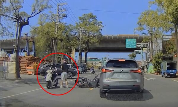 ▲▼高雄車禍。(圖/翻攝自WoWtchout - 地圖型行車影像分享平台)