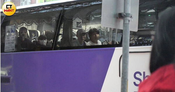 與富邦悍將的練習賽結束後,中華隊選手們搭遊覽車到附近的餐廳聚餐。(圖/本刊攝影組)