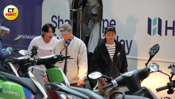 台灣隊長陳傑憲走下遊覽車。(圖/本刊攝影組)