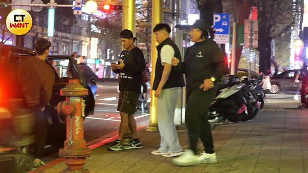 餐敘進行1個多小時後,陳晨威、林子偉及吉力吉撈·鞏冠搭計程車離去。(圖/本刊攝影組)