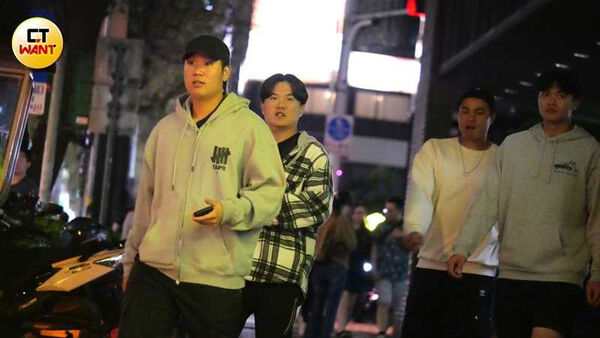 「平鎮幫」古林睿煬、江坤宇、王博玄和宋晟睿一同離開。(圖/本刊攝影組)