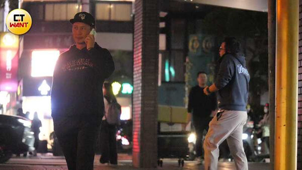 用餐期間高志綱不斷進出餐廳,熱線不斷。(圖/本刊攝影組)