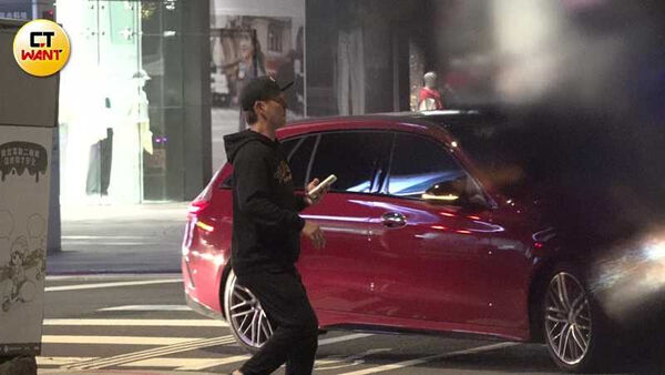 吃飽離開後,高志綱仍不停看手機,差點闖紅燈。(圖/本刊攝影組)