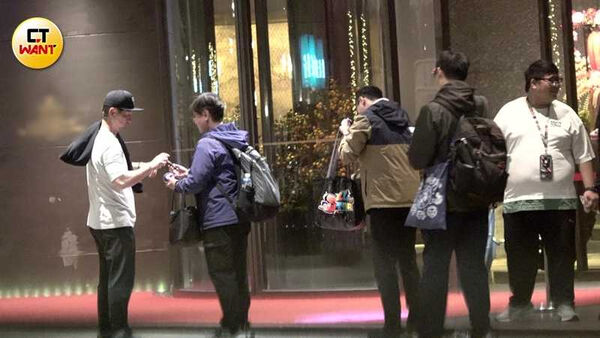 回到下榻飯店後,有球迷排隊跟高志綱要簽名。(圖/本刊攝影組)