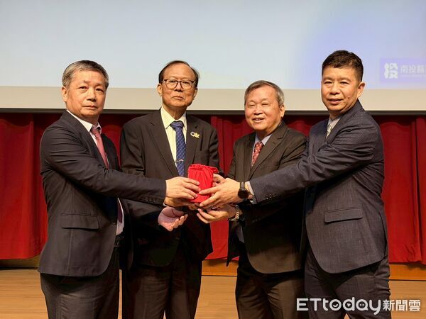 ▲南投縣政府人事處陳嘉祥(右)履新。(圖/南投縣政府提供,下同)