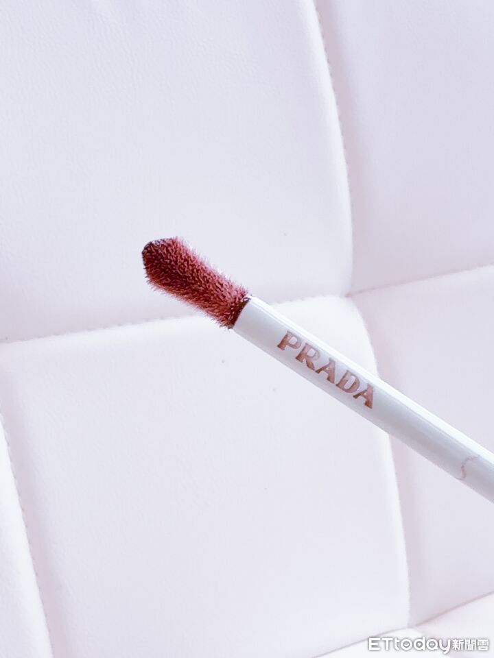 ▲prada,唇彩,彩妝,唇釉,。(圖/記者李薇攝)