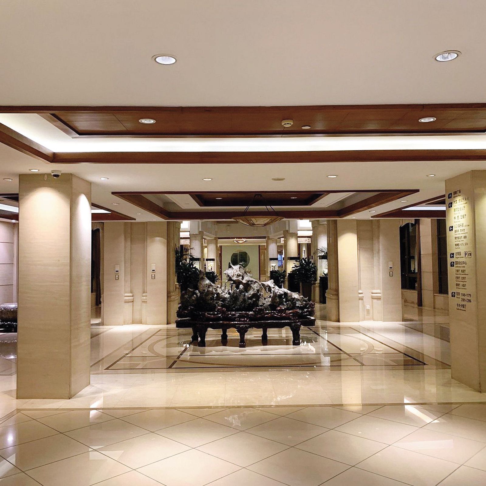 台達電江蘇吳江廠10分鐘車程外的同里湖大飯店,有鄭平收藏的奇石。(翻攝同里湖大飯店官網)